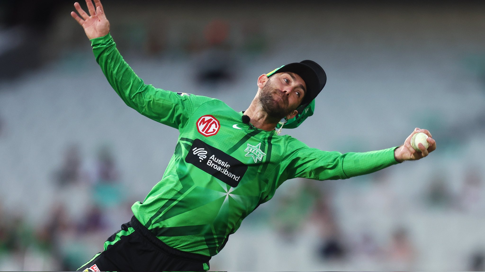 BBL 2021-22 | WATCH: Glen Maxwell grabs a stunner to dismiss Sam Heazlett on score of 9 