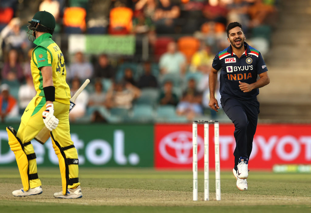 VIDEO | Shardul ‘golden-arm’ Thakur gives a starry send-off to Moises Henriques