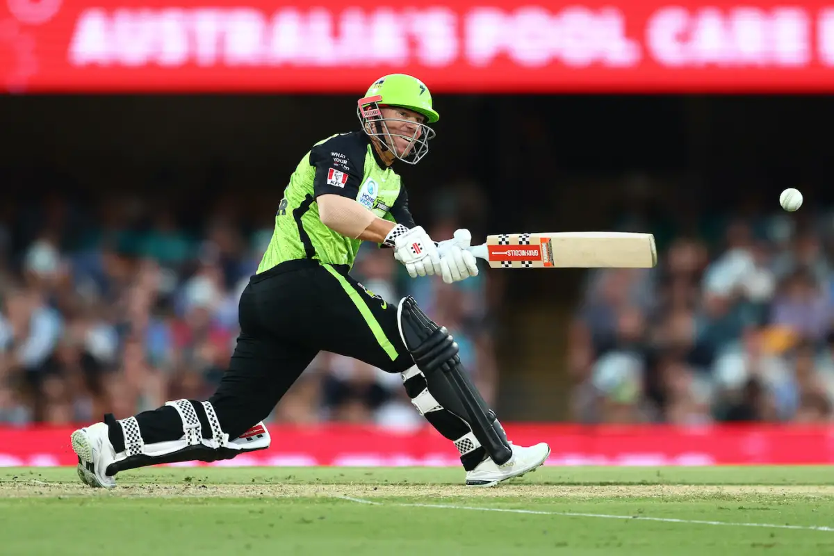 WATCH, BBL | Warner inadvertently smacks himself on head courtesy of broken flailing bat