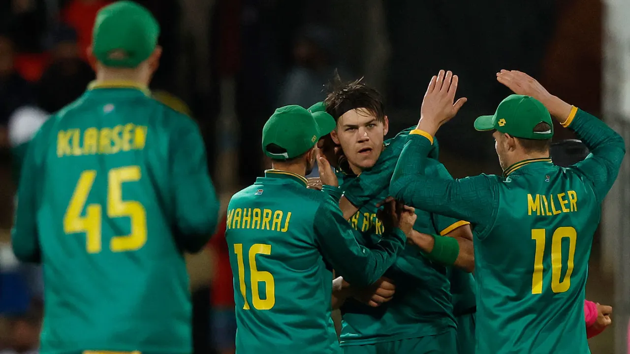 SA vs AUS | Twitter reacts as Markram and Coetzee pull off best Pakistan impression with comical catch drop