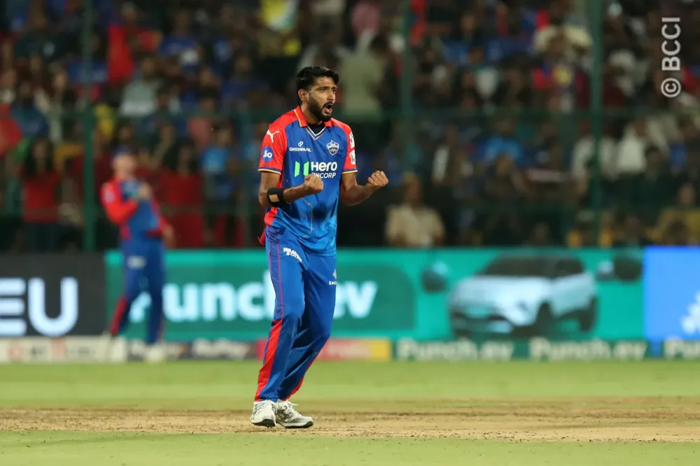 RCB vs DC |Twitter reacts as Khaleel Ahmed mocks roaring Chinnaswamy after sending Dinesh Karthik packing