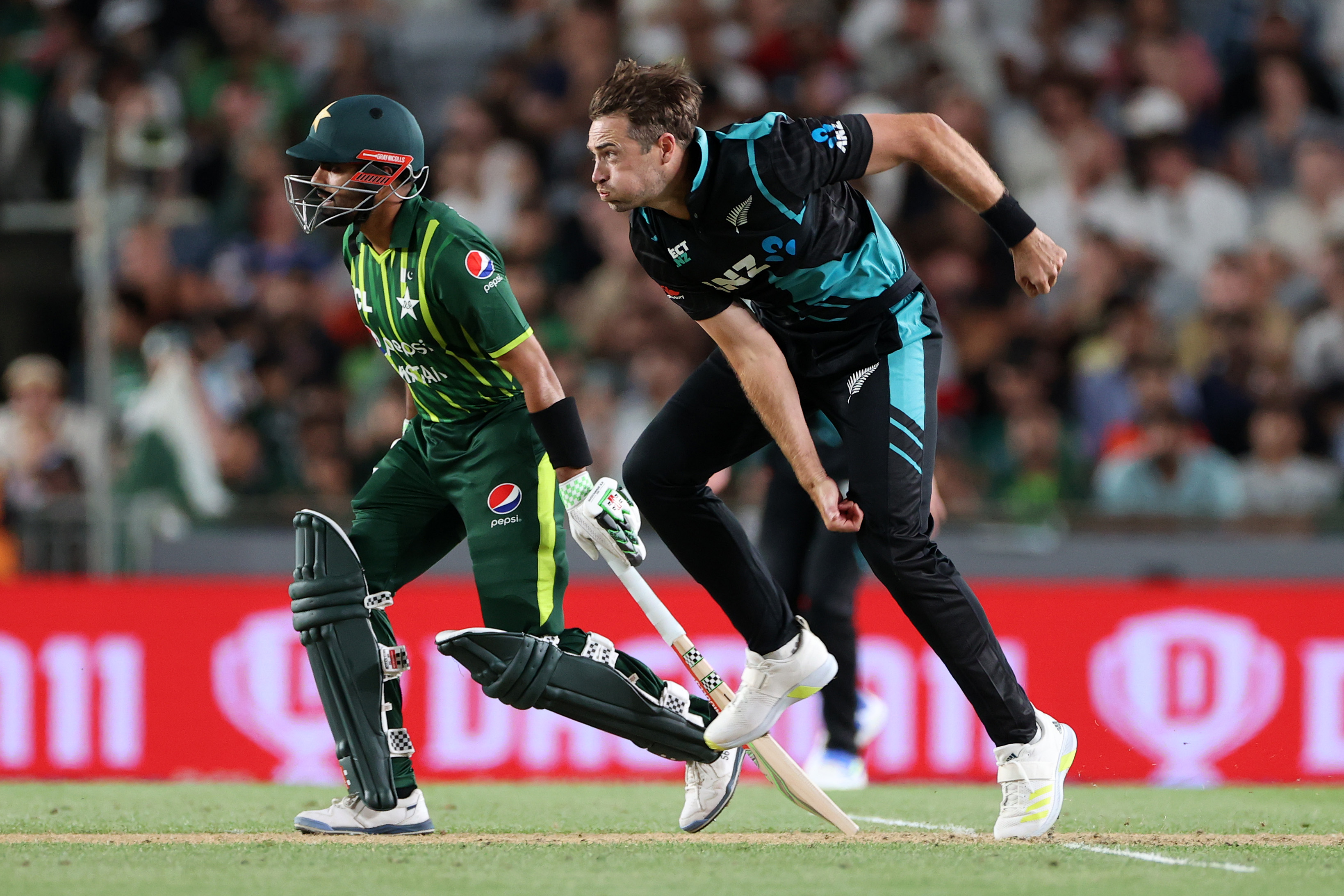 ‌NZ vs PAK | Twitter erupts as star-studded trio of Williamson, Mitchell, and Southee outshine Pakistan in Auckland