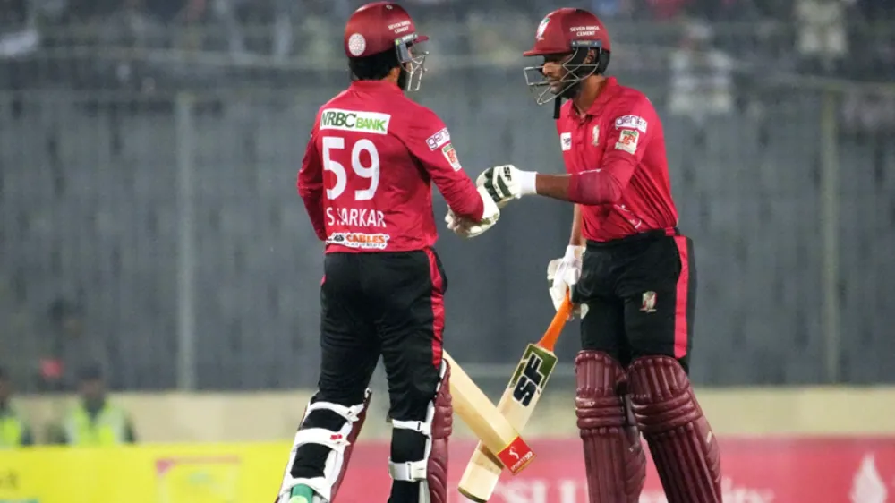 BPL 2024 | Twitter astonished by acrobatic Soumya Sarkar's flawless reflex in pulling off screamer